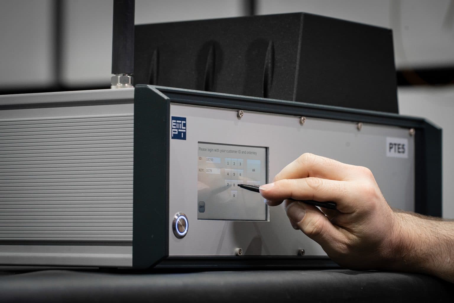 PTE-Musterprüfling mit Touchdisplay im EMV-Labor